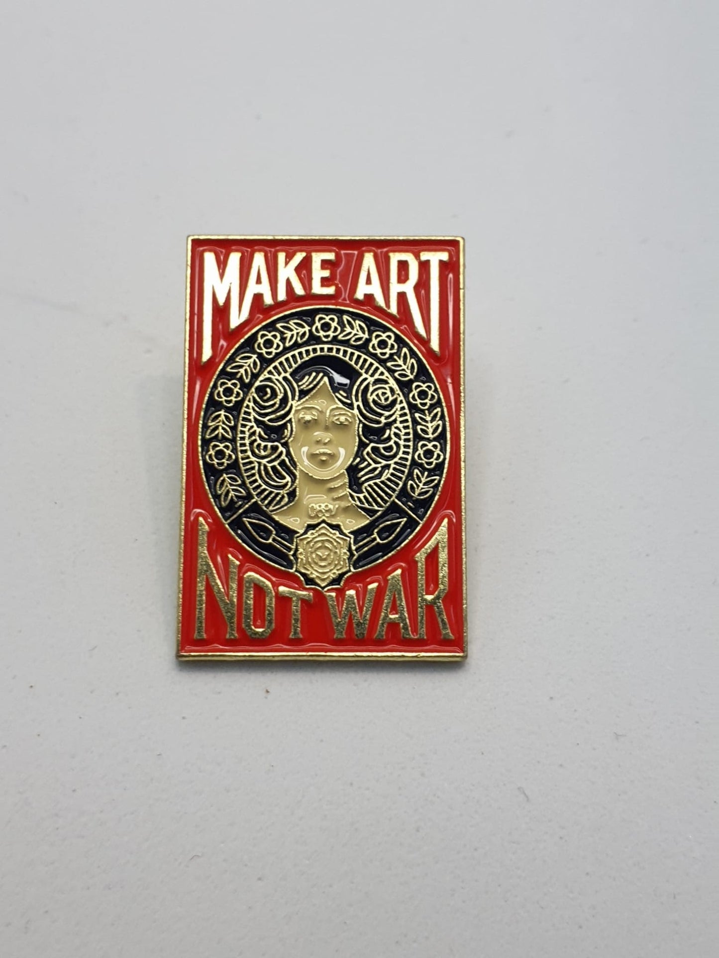 Pin (Hacer arte no guerra) Make Art Not WaR, Pin Old School