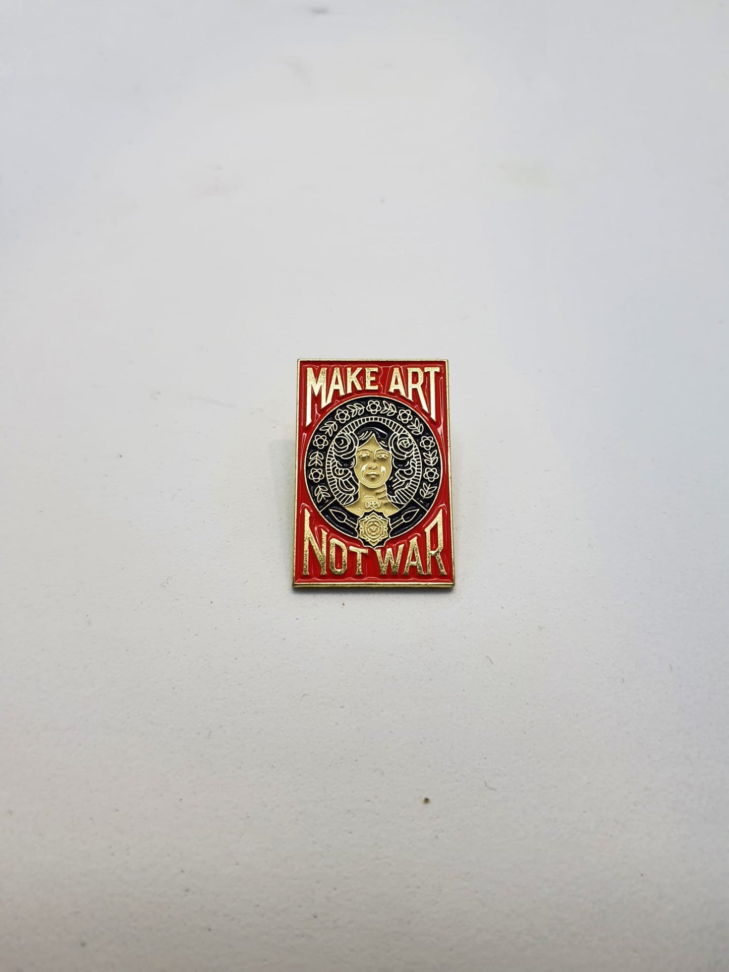 Pin (Hacer arte no guerra) Make Art Not WaR, Pin Old School